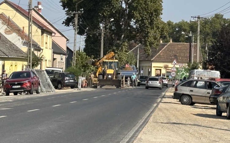 Félpályás útzár mellett dolgoznak a Vásár utcában