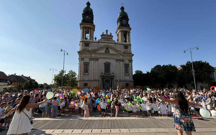 Óvodai ballagás a Fő téren, az Alma együttes koncertjével