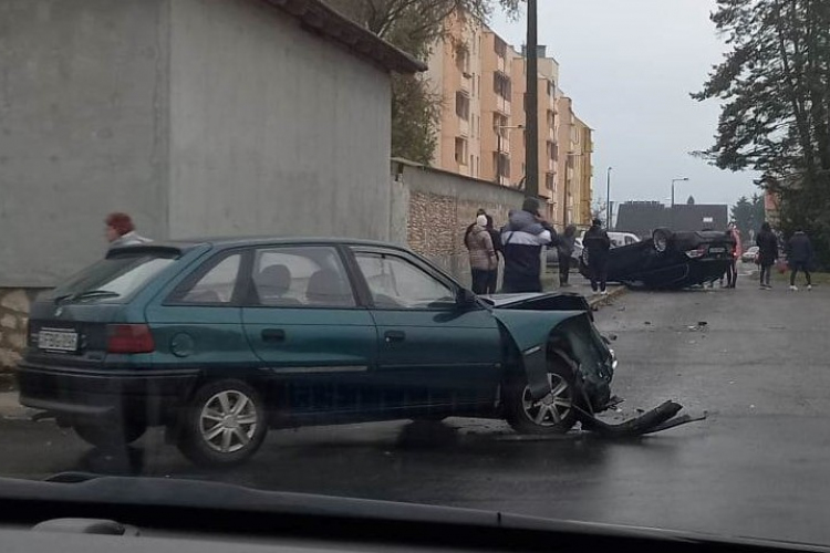 Két autó ütközött a Wesselényi utcában, az egyik felborult