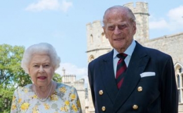 Új családi fotó közzétételével ünnepli az udvar Fülöp herceg 99. születésnapját