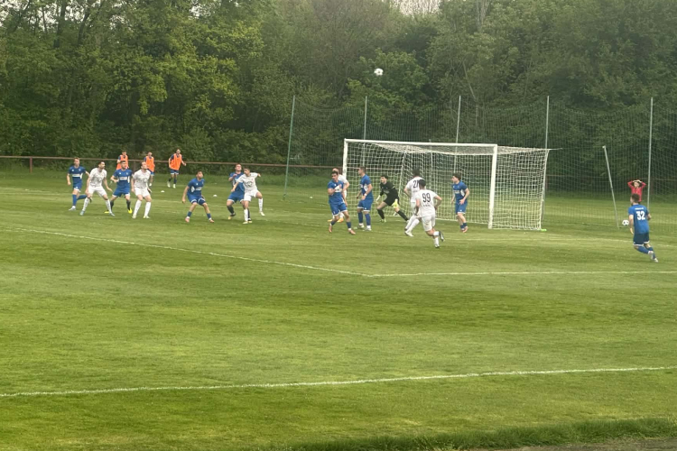 A félidőben még vezetett, végül nagy arányú vereséget szenvedett a Perutz