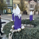 Óvodások karácsonyfa díszítése a belvárosban