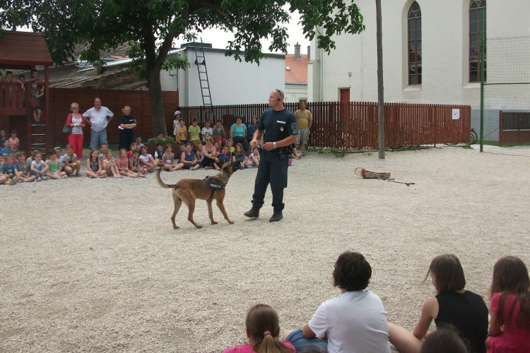 Gyermeknap kutyás bemutatóval és iskolarendőrrel