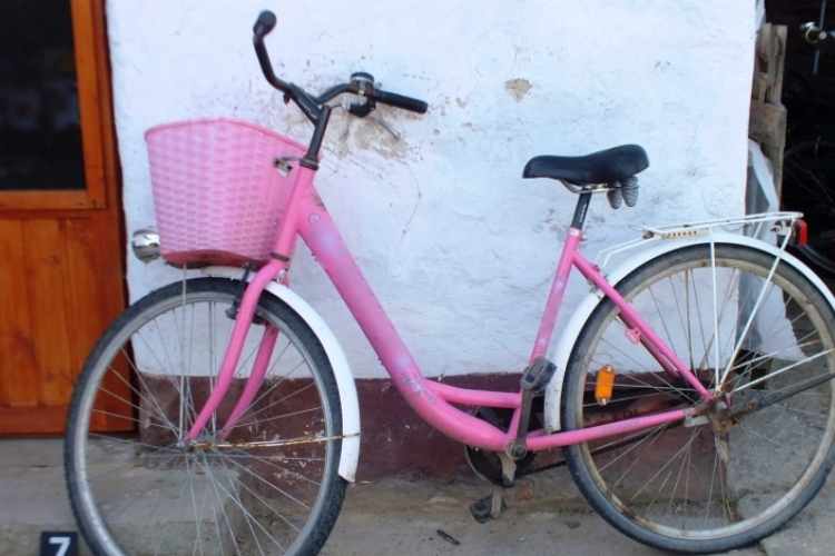 Rózsaszín lopott biciklivel ment betörni 