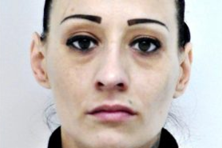 A képen látható nő magára hagyott egy 14 hónapos babát az utcán