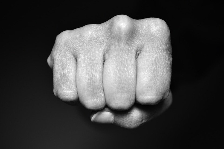 A Fő téren kötözködött a drogos férfi, de családtagjait is bántalmazta