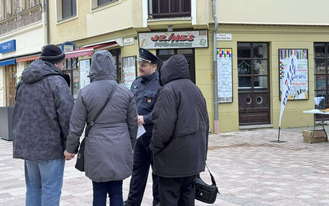 Az adventi forgatagban tartottak bűnmegelőzési tájékoztatót a pápai rendőrök