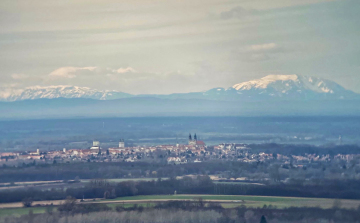 Gyönyörű felvételen látható Pápa városa és az Alpok havas hegyvonulata