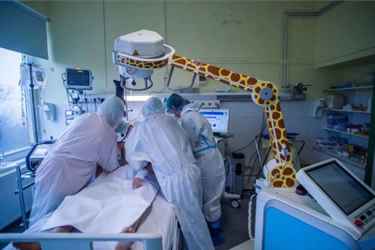 Meghalt 185 beteg, 2967-tel nőtt a fertőzöttek száma Magyarországon