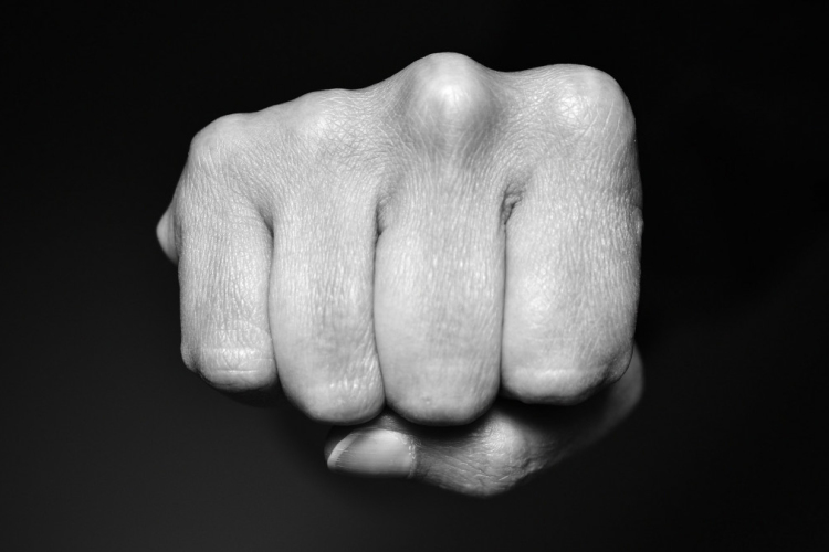 Bántalmazta, majd szakítás után zaklatta volt barátnőjét