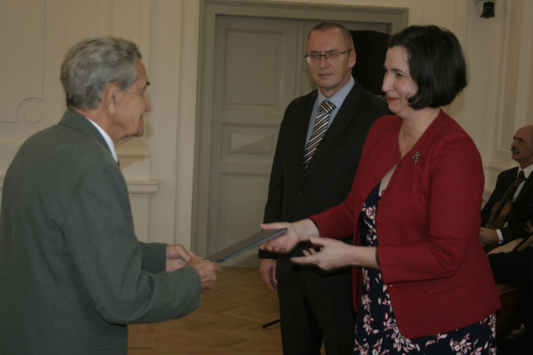 Átadták a pedagógus emlékdiplomákat