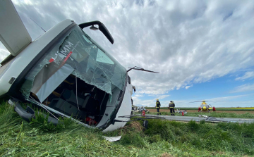 Pápai és Pápa környéki dolgozókat szállított a Mersevátnál balesetet szenvedett autóbusz
