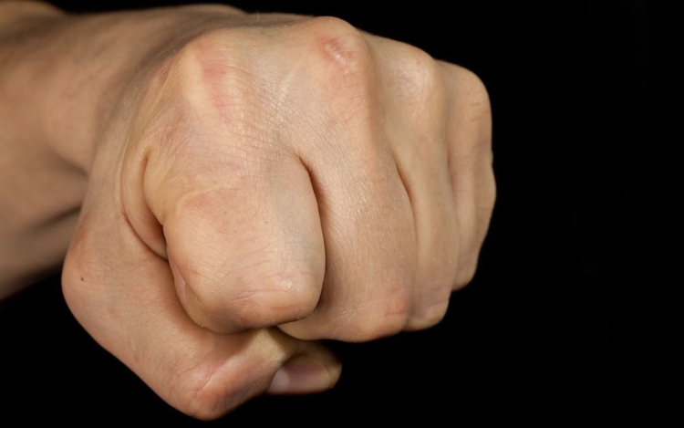 Újabb kapcsolati erőszak Pápán, távoltartást rendelt el az ügyészség