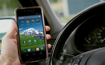 Egyre több halálos balesetet okoznak mobiltelefon-függő sofőrök