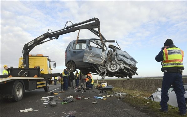 Ketten meghaltak balesetben a 63-as úton, Szekszárd közelében