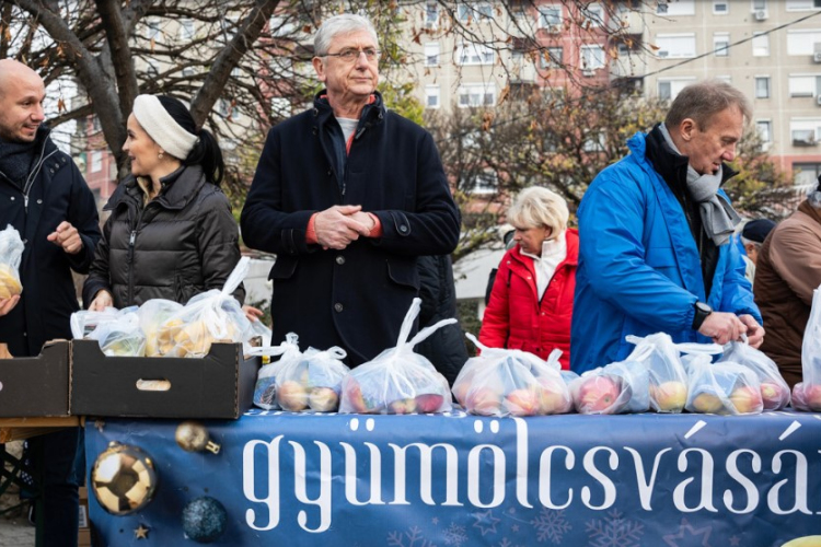 Csütörtökön féláron vehet gyümölcsöt Gyurcsány Ferenctől a pápai piacon