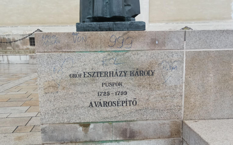 Összefirkálták a Fő téri Eszterházy-szobor talapzatát