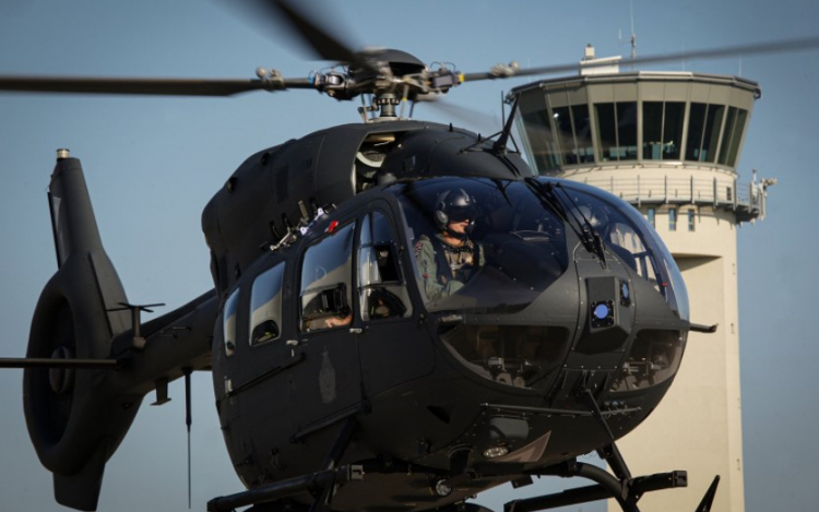 Öt nemzet helikopterei gyakorlatoznak a pápai légtérben