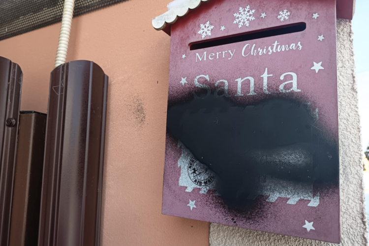 Fekete festék spay-vel lefújták a kapuját és a postaládáját