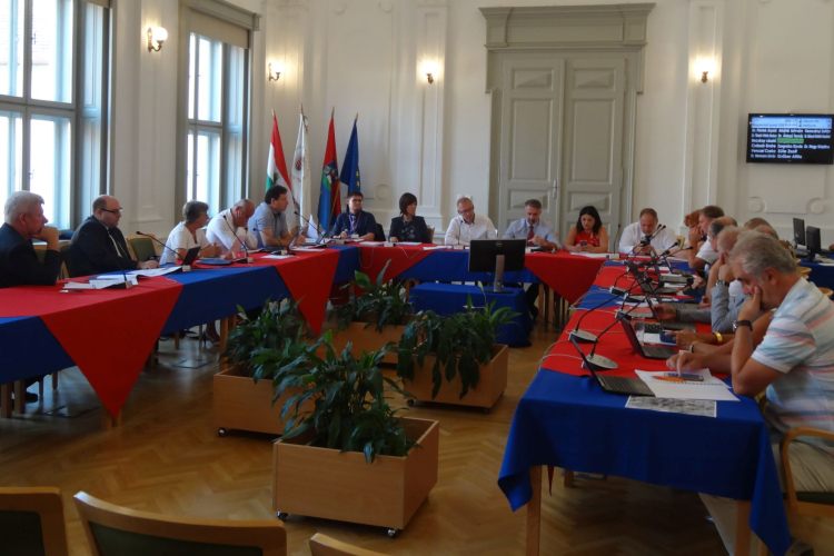 Vita a Fő téri épületek udvarába tervezett parkoló terveiről