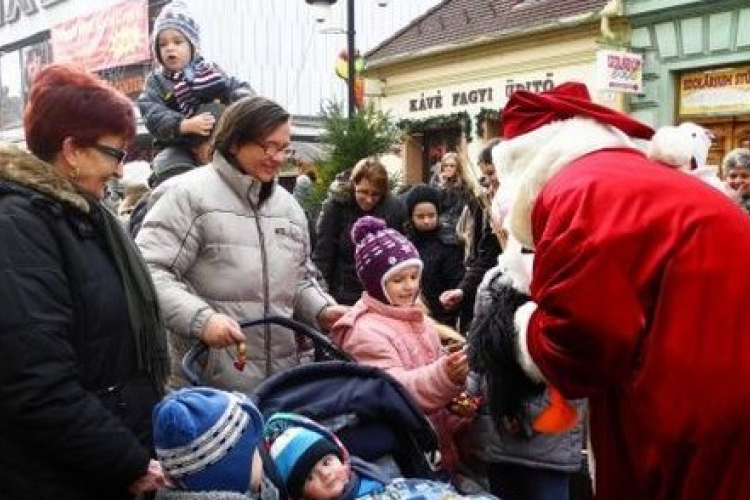 Lesz karácsonyi zene a Kossuth utcán, és érkezik majd a Mikulás is!