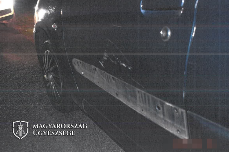 Minden előzmény nélkül nekidobta a fejszéjét egy autónak