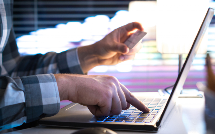 Gyors hitelt remélt, helyette gyorsan lehúzták a Pápa-környéki sértettet