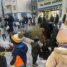 Óvodások karácsonyfa díszítése a belvárosban