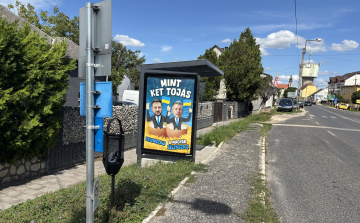 Kiderült, mennyi pénzt kap a város a buszmegállókban lévő hirdetések után