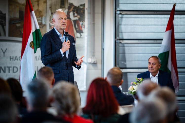 Pápán járt a honvédelmi miniszter