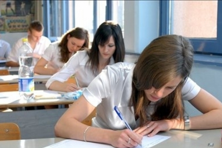 Csaknem 74 ezer diák érettségizik magyar nyelv és irodalomból