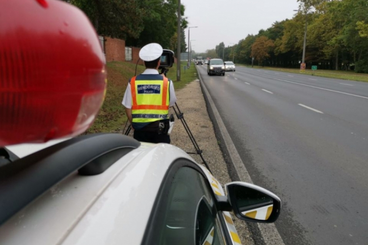 A rendőrök drónnal ellenőrizték az autósokat a 83-ason