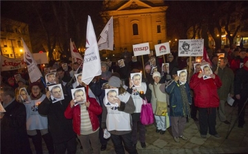 Fidesz-KDNP-frakcióülés - A kormány ellen tüntettek ellenzéki pártok Gyulán