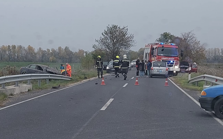 Két autó ütközött Pápa és Kéttornyúlak között - Teljes az útzár