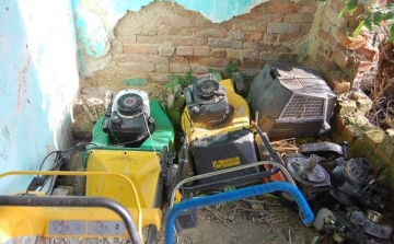 Fűnyírókat és fűnyíró motorokat loptak el Bakonyjákón