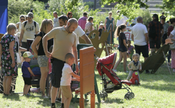 Rengeteg játék várta a családokat a Várkertben és a Fő téren vasárnap is!