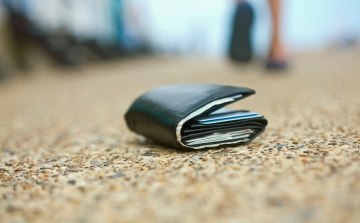 Talált egy pénzzel teli pénztárcát az egyik pápai autószalon előtt, hazavitte