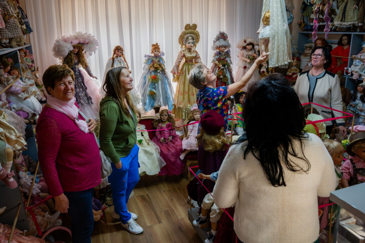 Bababarátok találkoztak a Júlia Babaház porcelánbaba múzeumban