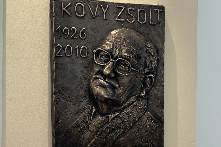 „Megállni a hitben” - Domborművet avattak Kövy Zsolt tiszteletére Pápán