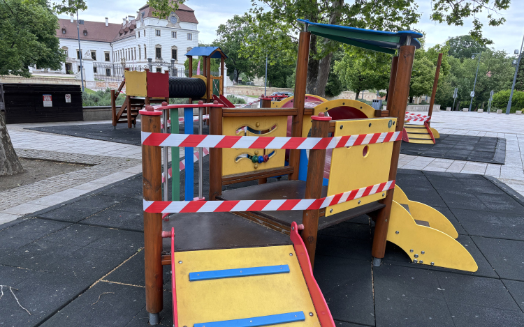 Kicserélik a Fő téri játszótér alatti burkolatot 