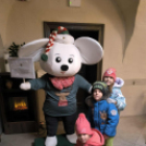 Óvodások karácsonyfa díszítése a belvárosban