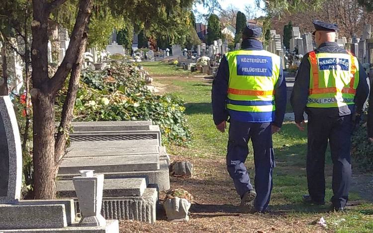 Kiemelt rendőri jelenlét a Pápai járás temetőiben