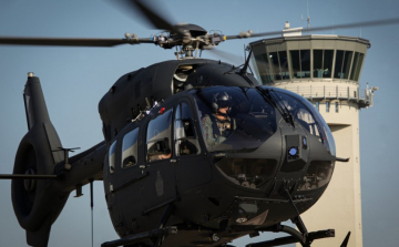 Öt nemzet helikopterei gyakorlatoznak a pápai légtérben