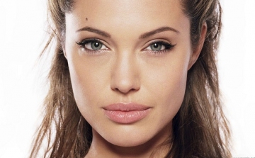 Angelina Jolie fiatalabb, mint tíz éve. Hogy csinálja?