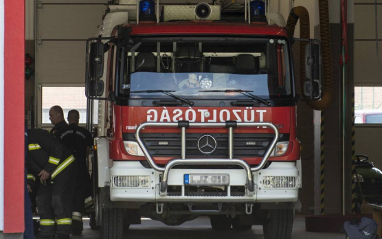 Árokba csúszott egy nyerges vontató Bakonykoppányban