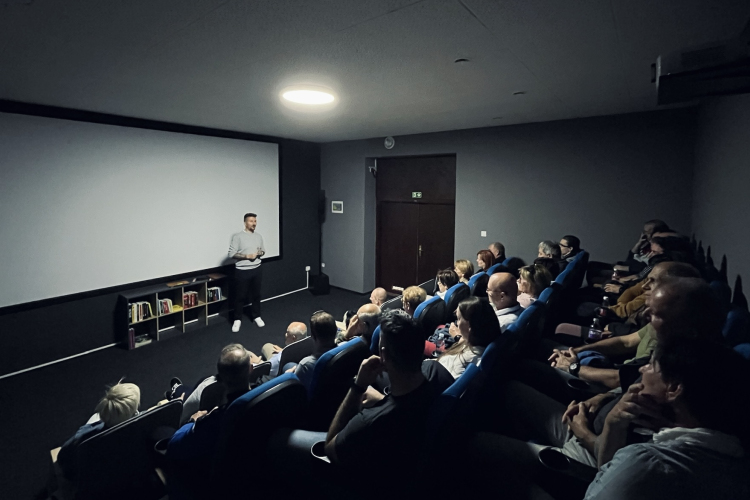 Teltházas vetítéssel nyílt meg a pápai filmklub új moziterme a Huszár Közösségi Házban