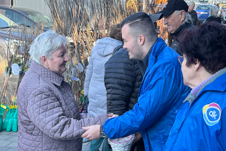 Édességgel lepte meg a hölgyeket nőnap alkalmából a DK