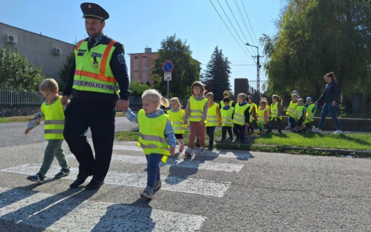 A biztonságos közlekedésről tanultak a pápai ovisok