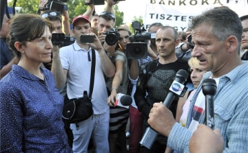 Devizahitelek - Lévai Anikó kiment a demonstrálók közé