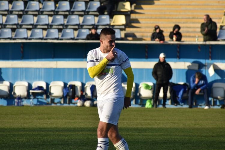 Újabb nagyarányú győzelmével tartja magabiztos vezetését a Perutz